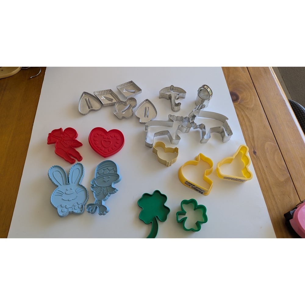 Vintage Cookie Cutter Lot Tupperware Kelloggs Metal Plastic Holiday 15+ Pc Set‎